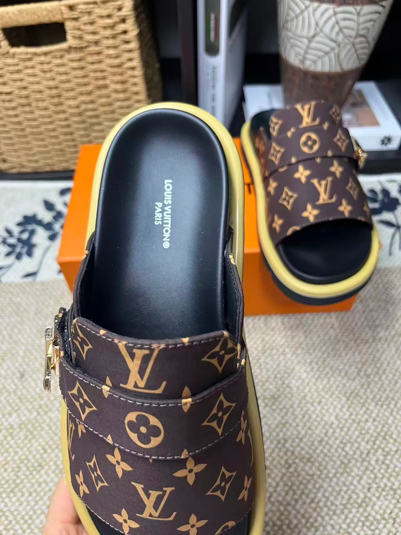 P340 [New Style] [LOUIS VUITTON] Louis Vuitton, LV printing, men's and women's slippers are now on the market, packed in drawer boxes with cloth bags and cards, the upper pattern looks very soft and waxy, and is a super versatile leg slimming tool. Fabric: imported denim/canvas/old fabric, LV hardware LOGO, official website pattern printing, comfortable to wear, feet: high-elastic PU water table. Sole: foam sole, heel height: about 5cm. Code number: 35-46, 35, 45, 46 are custom-made and non-returnable. Color: multiple colors and styles available.